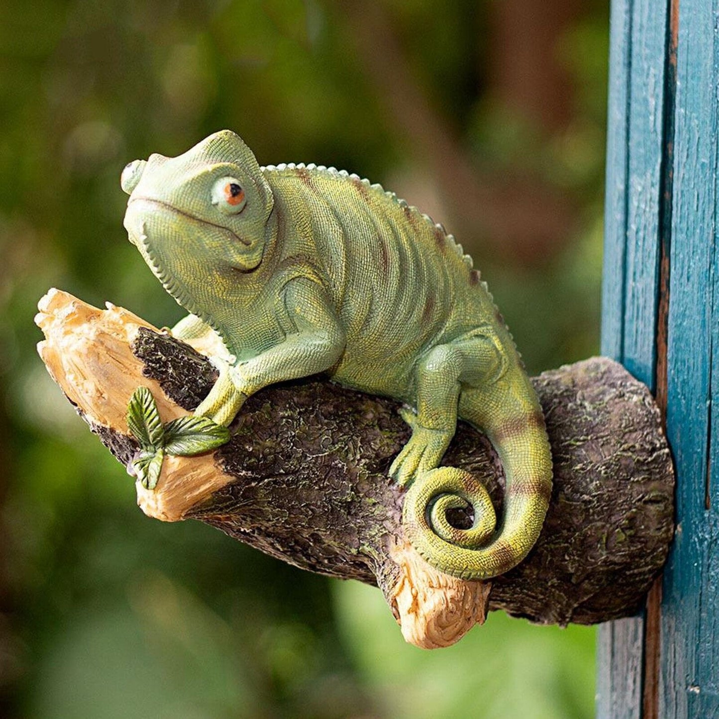 Estatueta de camaleão de resina na árvore